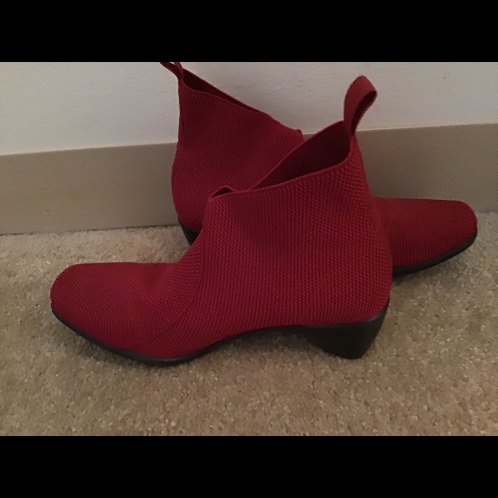 San Miguel Shoes Oregon Red Booties Size 9.